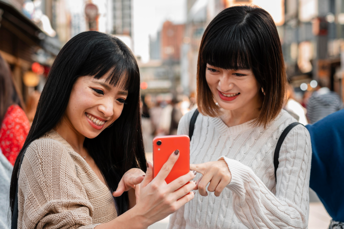 楽しむ2人の女性の写真